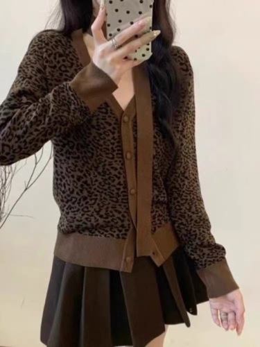 European station retro leopard print knitted cardigan for women autumn design niche sweater jacket short top with streamers