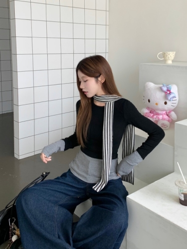 Real shot of black fake two-piece contrasting long-sleeved T-shirts for women, irregular autumn wear, slim-fitting T-shirt tops