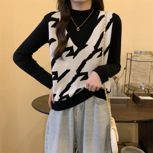 What to wear for little people in autumn and winter, lazy contrasting color vest, high collar slim bottoming shirt, small fragrant top