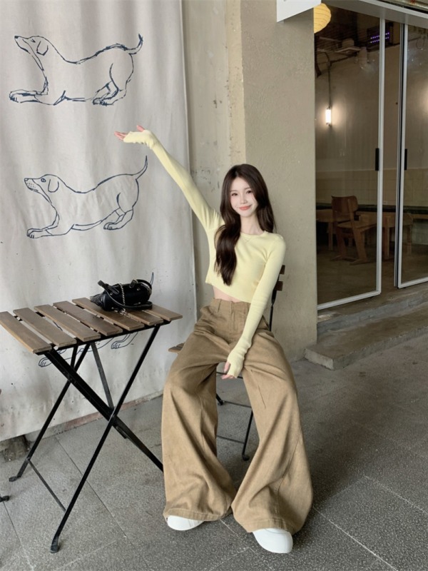 Goose egg yolk knitted bottoming + brown high-waisted denim wide-leg pants