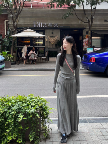 To achieve simple aesthetics, ROW windy and misty flexible top + pleated skirt