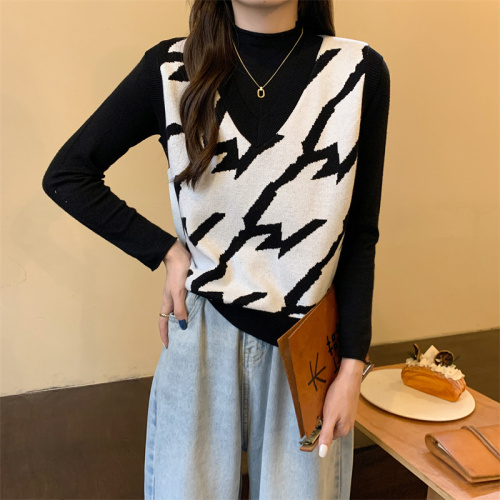 What to wear for little people in autumn and winter, lazy contrasting color vest, high collar slim bottoming shirt, small fragrant top