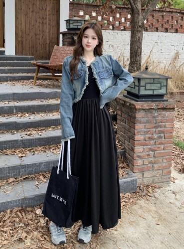 Temperament sleeveless vest dress + fashionable retro raw edge tassel short denim jacket