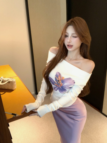 Real shot of American hot girl one-shoulder printed long-sleeved autumn irregular hem off-shoulder top