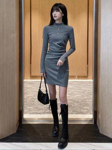 Black slim-fitting dress for women in autumn and winter with coat, temperament, bottoming skirt, hip-covering short skirt