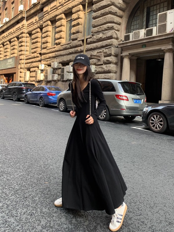 Chen Mifan black long-sleeved dress knitted skirt women's autumn temperament U-neck waist slimming long skirt fishtail skirt