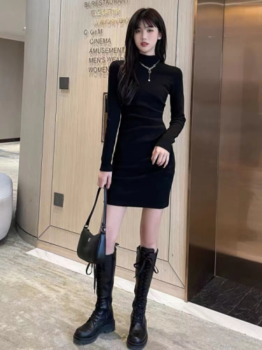 Black slim-fitting dress for women in autumn and winter with coat, temperament, bottoming skirt, hip-covering short skirt