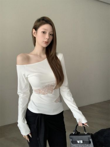 Real shot of a sexy hottie wearing a slanted shoulder hollow lace bottoming shirt and a slim T-shirt top