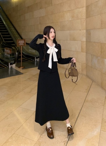 A complete set of tea-style outfits, new winter French long-sleeved T-shirt tops and suspender skirt suits