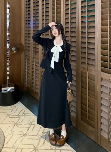 A complete set of tea-style outfits, new winter French long-sleeved T-shirt tops and suspender skirt suits