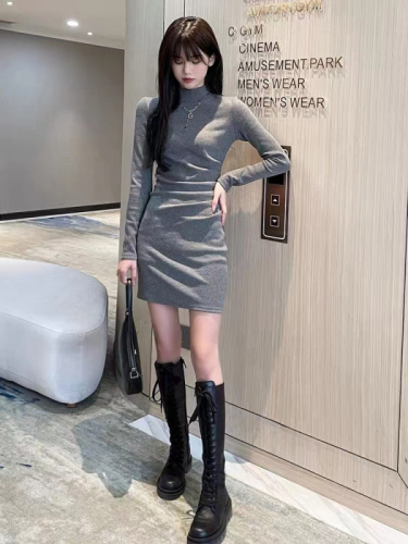 Black slim-fitting dress for women in autumn and winter with coat, temperament, bottoming skirt, hip-covering short skirt