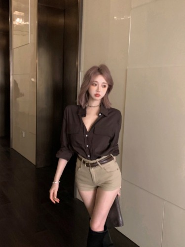 Hong Kong style sister shirt slimming suit ~ Slim long-sleeved design khaki shorts