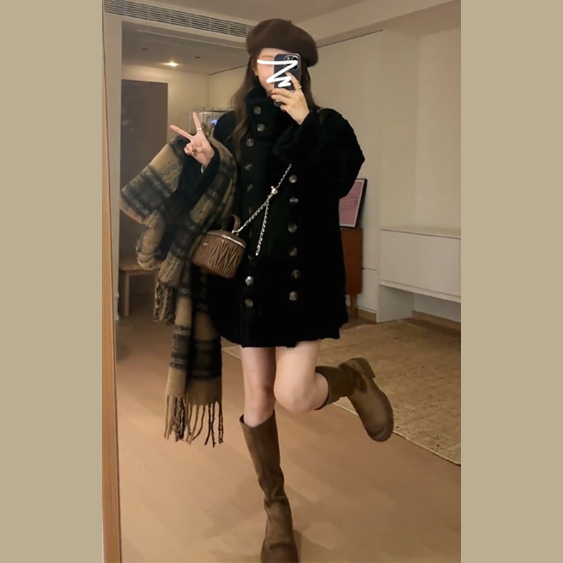 Black small fragrant Hepburn style high-end coat for women autumn and winter new hot model small imitation lamb wool coat