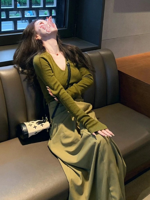 A complete set of salty green knitted sweaters and two-piece suits for small people. New women's autumn clothing.