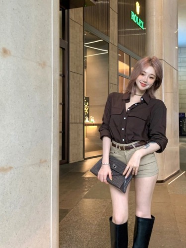 Hong Kong style sister shirt slimming suit ~ Slim long-sleeved design khaki shorts