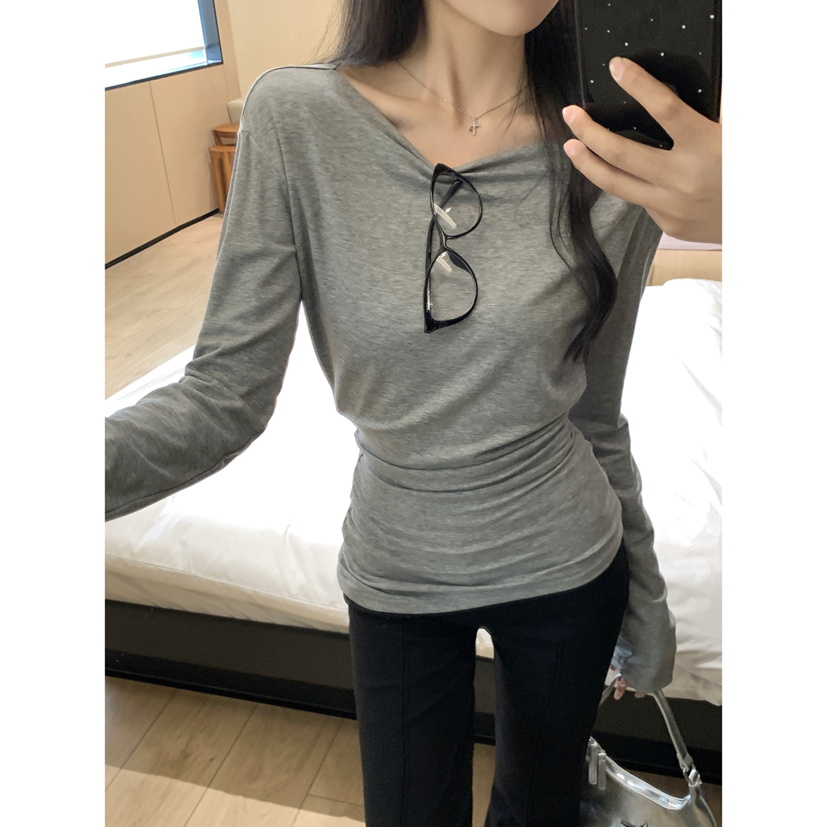 Actual shot of Korean style autumn and winter slim fit one-line collar, irregular pleats, slimming long-sleeved T-shirt bottoming top
