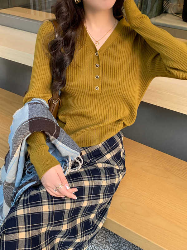 V-neck sweater women's autumn and winter 2 new white bottoming shirt with small fragrance style inner autumn long-sleeved top