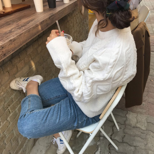 New autumn and winter retro Japanese style first love lazy style design niche round neck popular white sweater for women