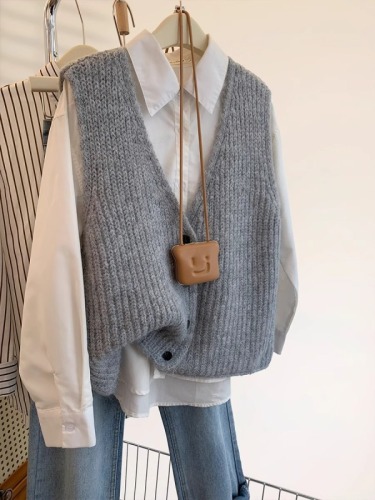 Gray v-neck knitted vest women's winter 2024 new autumn and winter outer layering vest sweater cardigan