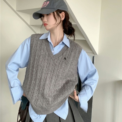 Gray V-neck embroidered knitted vest for women in spring and autumn, versatile loose layered twist sweater vest for small people