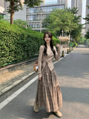 Actual shot of Korean style coffee-colored plaid skirt for women, retro, versatile, loose, hip-covering, slimming, mid-length a-line skirt