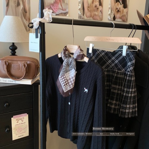 Kumikumi casual sweet girl style single-needle, multi-embossed long-sleeved knitted sweater for women, early autumn loose and slimming red top