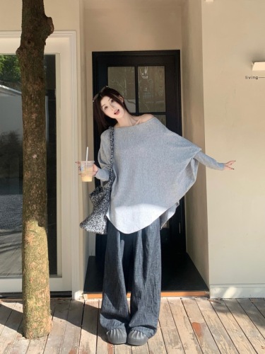 Actual shot of delicate and simple bat-sleeve off-shoulder closed-sleeve knitted sweater soft and waxy loose top for women