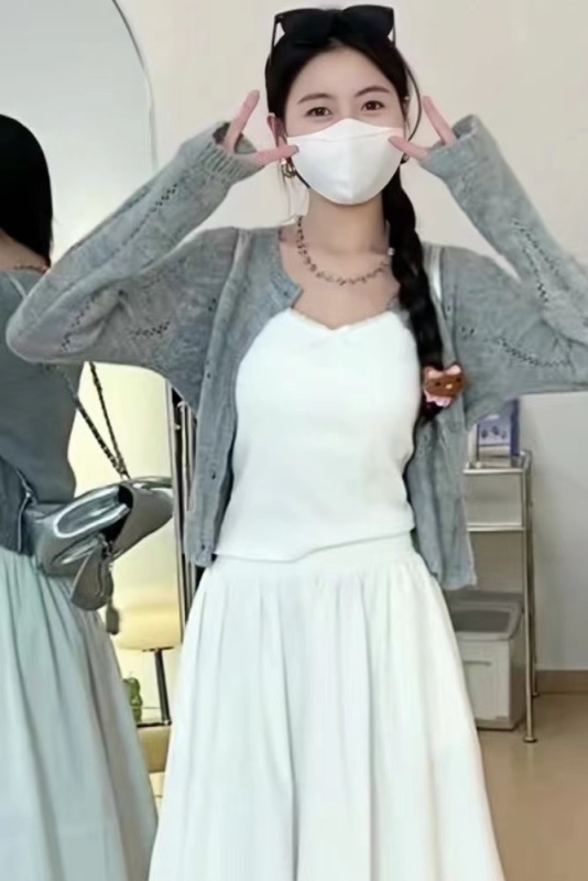 Korean Style Short Hollow Knitted Cardigan for Small Women in Early Spring, Super Beautiful Soft Waxy Thin Top
