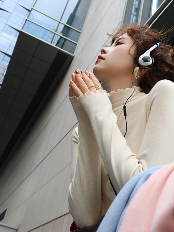 Knitted bottoming shirt for women, autumn and winter new style, half turtleneck, long sleeves, slim fit, black top with earrings
