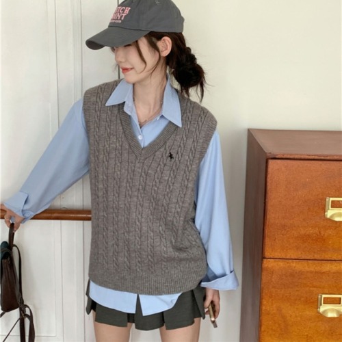 Gray V-neck embroidered knitted vest for women in spring and autumn, versatile loose layered twist sweater vest for small people