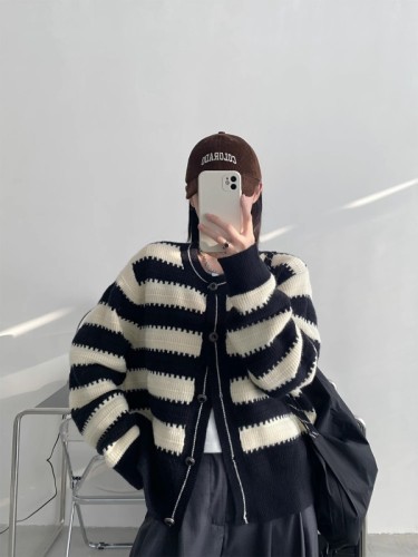 Autumn and winter Oreo sweater high-end design contrast striped cardigan top women's knitted sweater outer wear