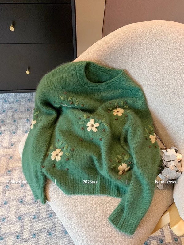 Official picture!  Lazy style green hand-embroidered round neck sweater for women in autumn, warm and soft, waxy and western style pullover