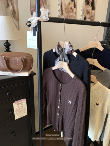 Kumikumi casual sweet girl style single-needle, multi-embossed long-sleeved knitted sweater for women, early autumn loose and slimming red top