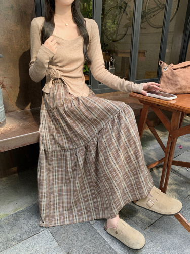 Actual shot of Korean style coffee-colored plaid skirt for women, retro, versatile, loose, hip-covering, slimming, mid-length a-line skirt