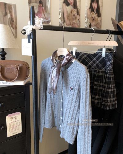 Kumikumi casual sweet girl style single-needle, multi-embossed long-sleeved knitted sweater for women, early autumn loose and slimming red top