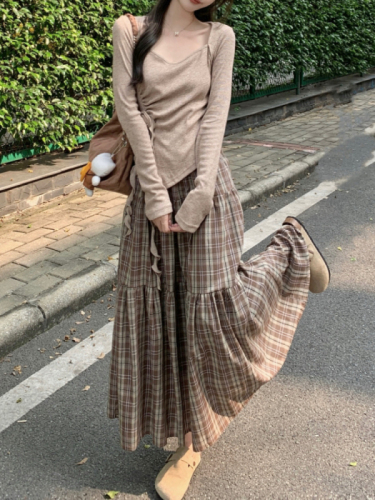 Actual shot of Korean style coffee-colored plaid skirt for women, retro, versatile, loose, hip-covering, slimming, mid-length a-line skirt