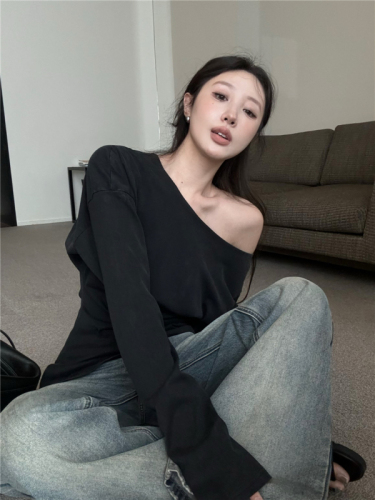 Real shot of pleated hem slit slanted shoulder T-shirt loose casual top