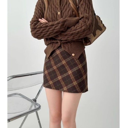 2024 Korean Retro Maillard Brown Plaid Woolen Skirt Large Size Autumn and Winter Versatile High Waist Slim Skirt