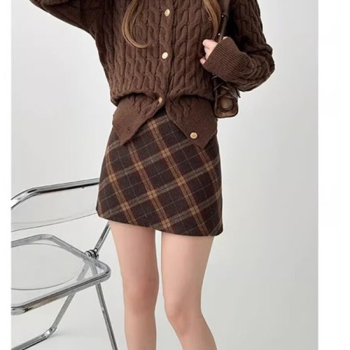 2024 Korean Retro Maillard Brown Plaid Woolen Skirt Large Size Autumn and Winter Versatile High Waist Slim Skirt