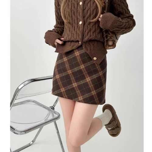 2024 Korean Retro Maillard Brown Plaid Woolen Skirt Large Size Autumn and Winter Versatile High Waist Slim Skirt