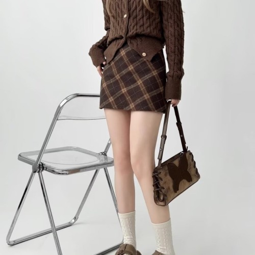 2024 Korean Retro Maillard Brown Plaid Woolen Skirt Large Size Autumn and Winter Versatile High Waist Slim Skirt