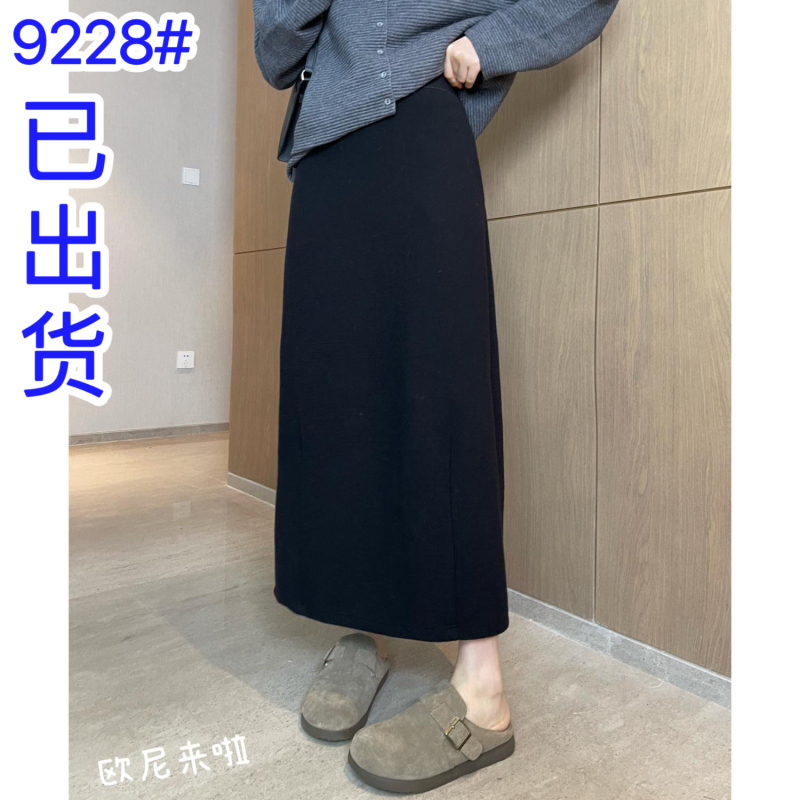 Waiting for the flowers to bloom, wear a custom-made grain cotton skirt with a sense of heat. Versatile skirt with slits for autumn and winter.