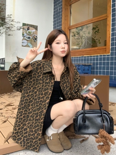 Actual shot of leopard print coat for women in autumn American retro casual loose jacket design niche top