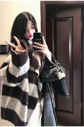 Short plaid woolen coat for women autumn and winter 2024 new high-end coat woolen small Hepburn style