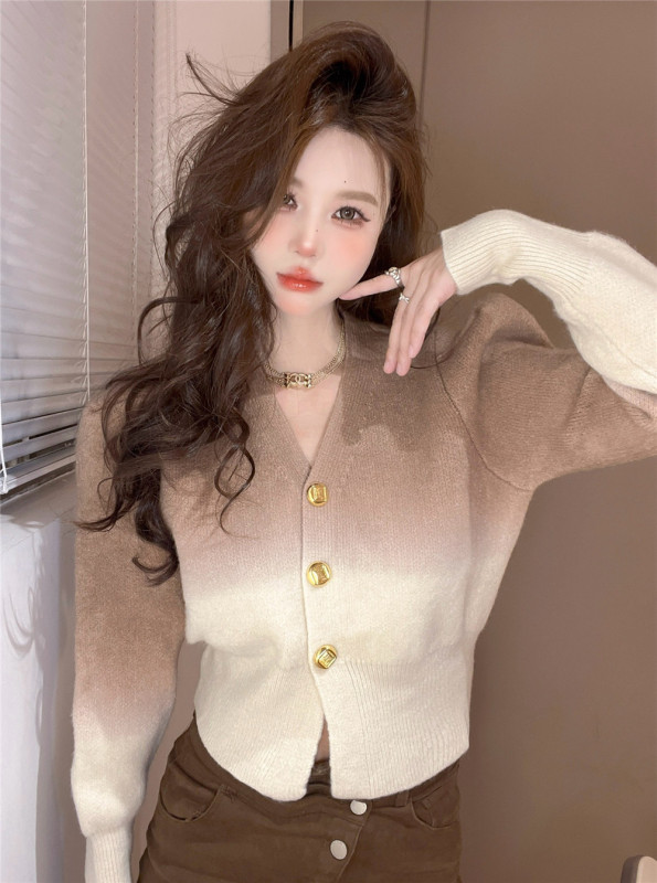 Xiaoxiangfeng retro gradient color soft waxy sweater autumn and winter temperament versatile French V-neck gold button cardigan