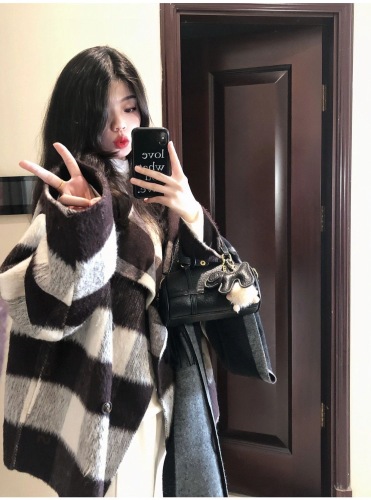 Short plaid woolen coat for women autumn and winter 2024 new high-end coat woolen small Hepburn style