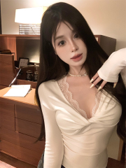 Real shot: Designed V-neck with lace trim, slimming and versatile long-sleeved bottoming T-shirt