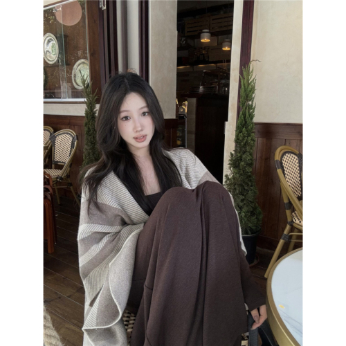 Actual shot of shawl for women's outerwear in autumn and winter new high-end fashionable wool knitted scarf cloak long skirt suit