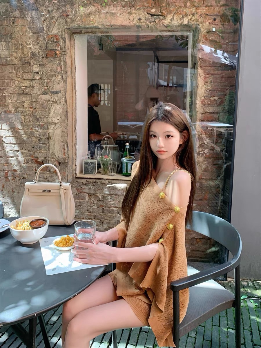 Hotdog hot dog is very spicy original autumn butterfly cloak suit gold buckle shawl gold chain suspender skirt