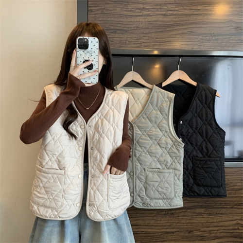 Actual shot of autumn cotton, wool and velvet light and warm vest, versatile top + solid color half turtleneck base